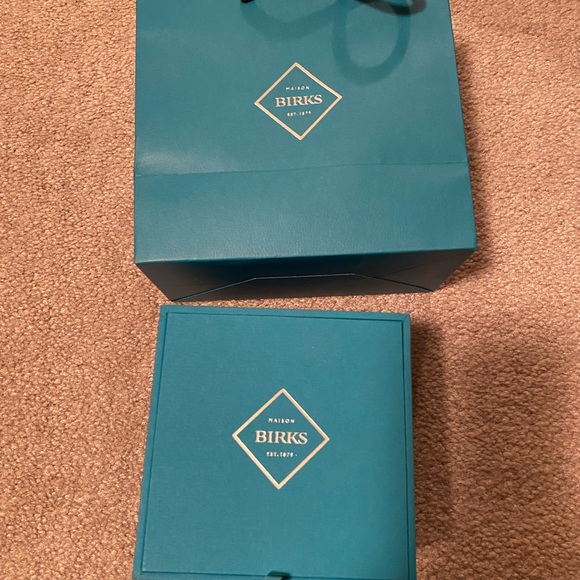 Birks Snowflake ® Snowstorm Mini Diamond Earrings in White Gold - Picture 2 of 5